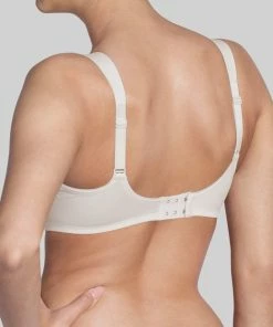 Triumph Essential Minimizer WX Beha - Vanille - Maat E95 21 Triumph Essential Minimizer WX Beha - Vanille - Maat E95 -lingerie-dames-badmode Winkel 550x619 2
