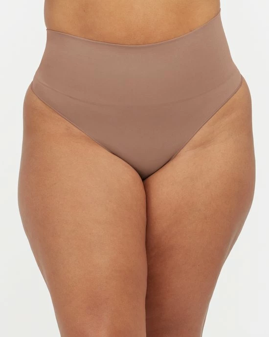 Spanx EcoCare Seamless Shaping - String - Kleur Dark Nude (Cafe Au Lait) - Maat S 4 Spanx EcoCare Seamless Shaping - String - Kleur Dark Nude (Cafe Au Lait) - Maat S - Afbeelding 2